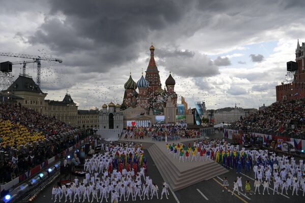 Артисты на церемонии открытия Дня города на Красной площади в Москве. 9 сентября 2017