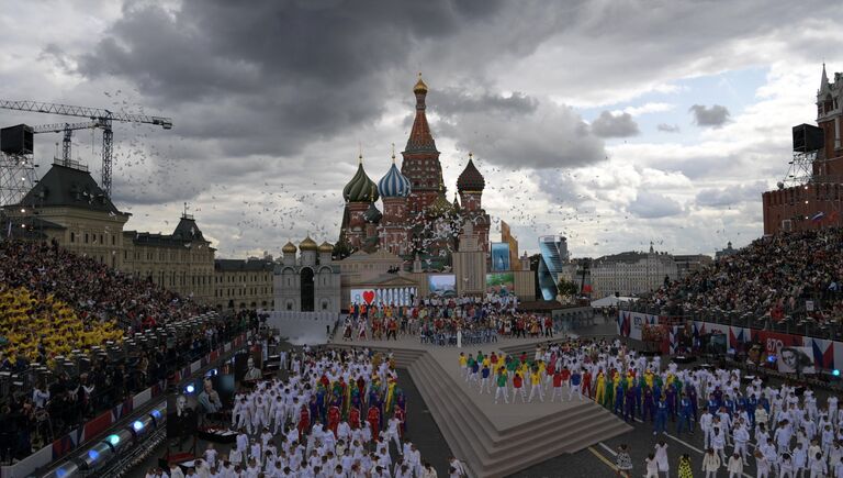 Артисты на церемонии открытия Дня города на Красной площади в Москве. 9 сентября 2017