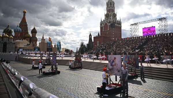 Артисты на церемонии открытия Дня города на Красной площади в Москве. 9 сентября 2017