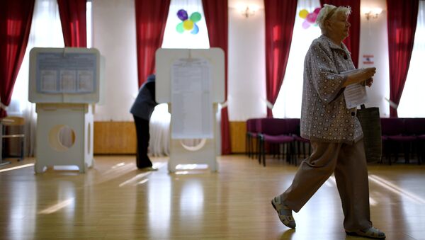 Избиратели в единый день голосования на избирательном участке в Москве. 10 сентября 2017