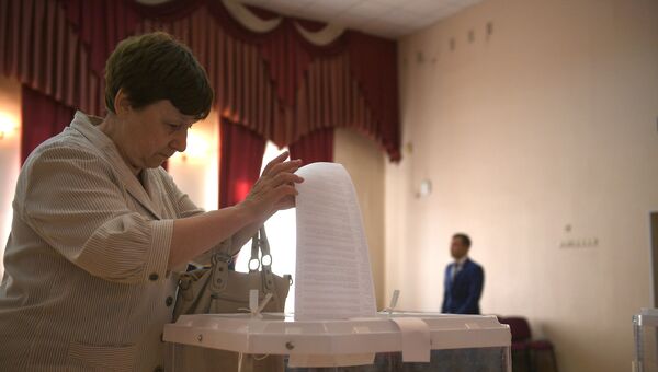 Избиратели в единый день голосования на избирательном участке в Москве. 10 сентября 2017