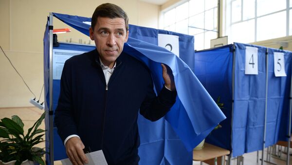 Губернатор Свердловской области Евгений Куйвашев в единый день голосования на избирательном участке №1331 в Екатеринбурге. 10 сентября 2017