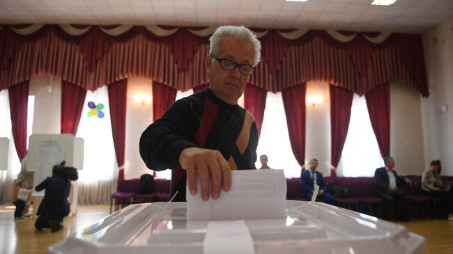 Избиратель в единый день голосования на избирательном участке в Москве. 10 сентября 2017