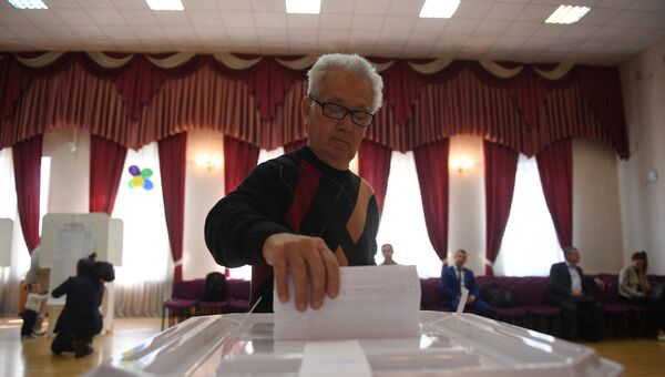 Избиратель в единый день голосования на избирательном участке в Москве. 10 сентября 2017