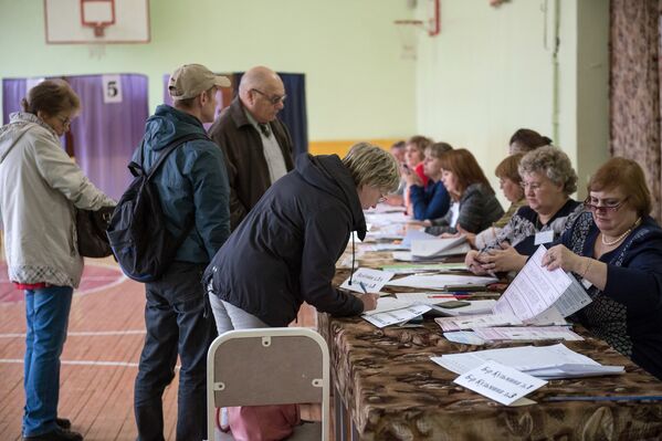Избиратели в единый день голосования на избирательном участке в Омске. 10 сентября 2017