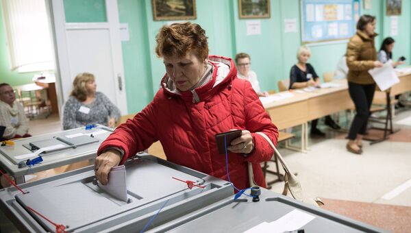 Избиратели в единый день голосования на избирательном участке в Омске. 10 сентября 2017