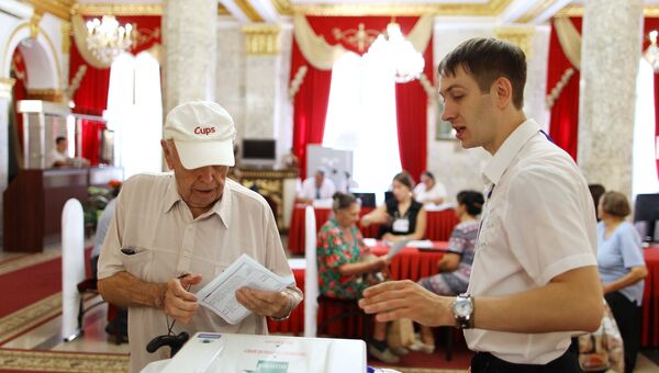Избиратель в единый день голосования на избирательном участке в Краснодаре. 10 сентября 2017