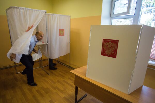 Избиратель в единый день голосования на избирательном участке в Южно-Сахалинске. 10 сентября 2017