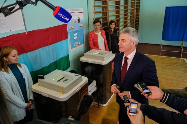 Временно исполняющий обязанности главы Республики Карелия Артур Парфенчиков на избирательном участке в единый день голосования. 10 сентября 2017