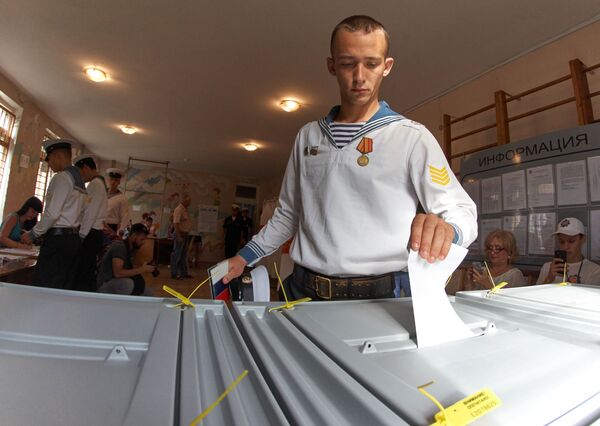 Курсант Нахимовского военно-морского училища в единый день голосования на избирательном участке в Севастополе. 10 сентября 2017