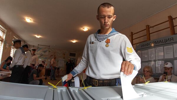 Курсант Нахимовского военно-морского училища в единый день голосования на избирательном участке в Севастополе. 10 сентября 2017