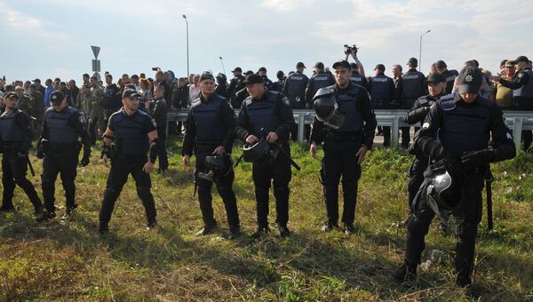 Сотрудники полиции у пункта пропуска Краковец на украинско-польской границе. 10 сентября 2017