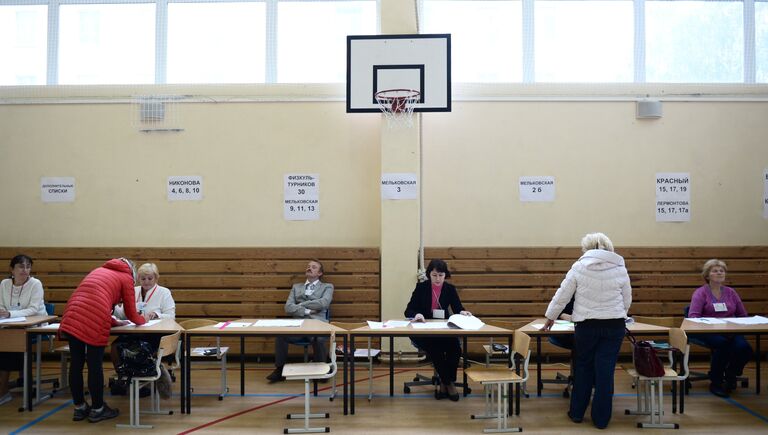 Избиратели в единый день голосования на избирательном участке №1331 в Екатеринбурге. 10  сентября 2017
