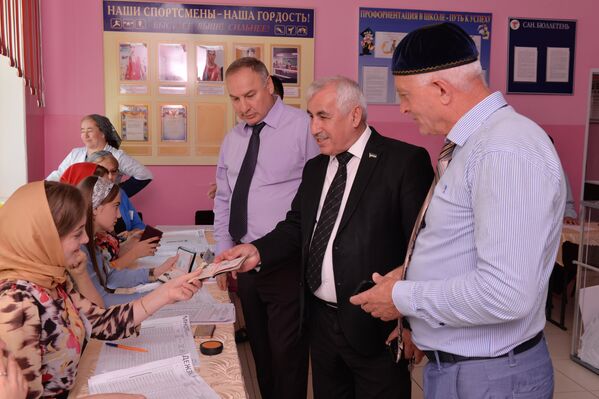 Местные жители на избирательном участке №288 в селении Рошни-чу в единый день голосования. 10 сентября 2017