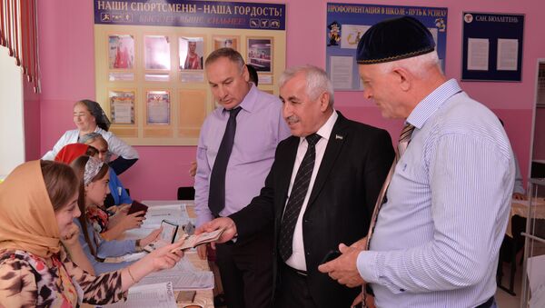 Местные жители на избирательном участке №288 в селении Рошни-чу в единый день голосования. 10 сентября 2017