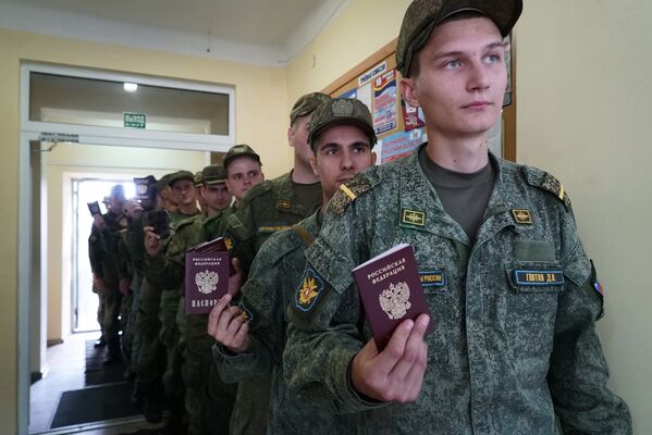 Военнослужащие в единый день голосования на избирательном участке №268 в Калининграде. 10 сентября 2017