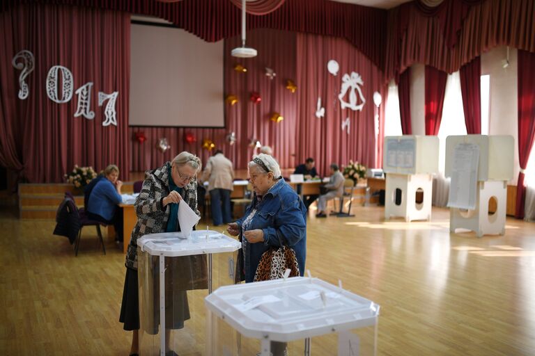 Избиратели в единый день голосования на избирательном участке в Москве. 10 сентября 2017