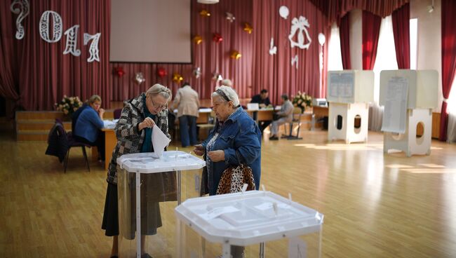 Избиратели в единый день голосования на избирательном участке в Москве. Архивное фото