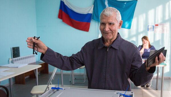 Избиратель в единый день голосования на избирательном участке в Южно-Сахалинске. 10 сентября 2017