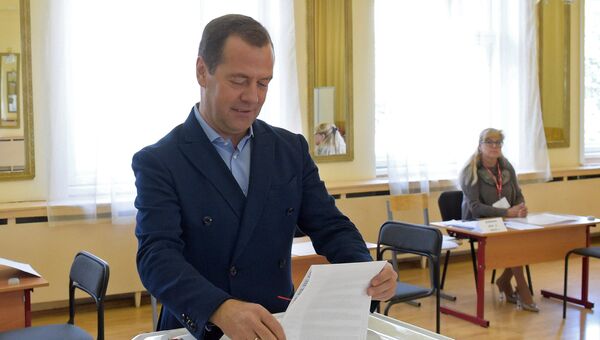 Дмитрий Медведев в единый день голосования на избирательном участке № 2760 в Москве. 10 сентября 2017