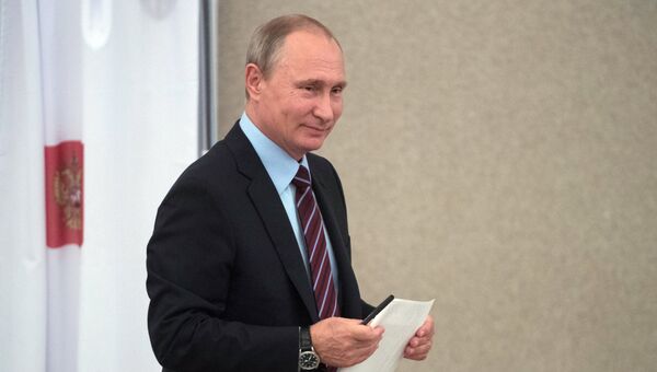 Президент РФ Владимир Путин на избирательном участке № 2151 в Российской академии наук в единый день голосования. 10 сентября 2017