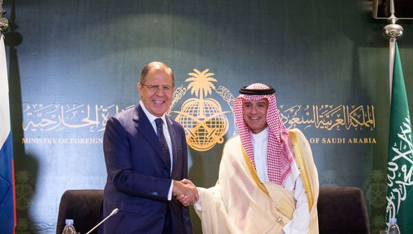 Сергей Лавров и министр иностранных дел Саудовской Аравии Адель аль-Джубейр во время встречи в Джидде. 10 сентября 2017