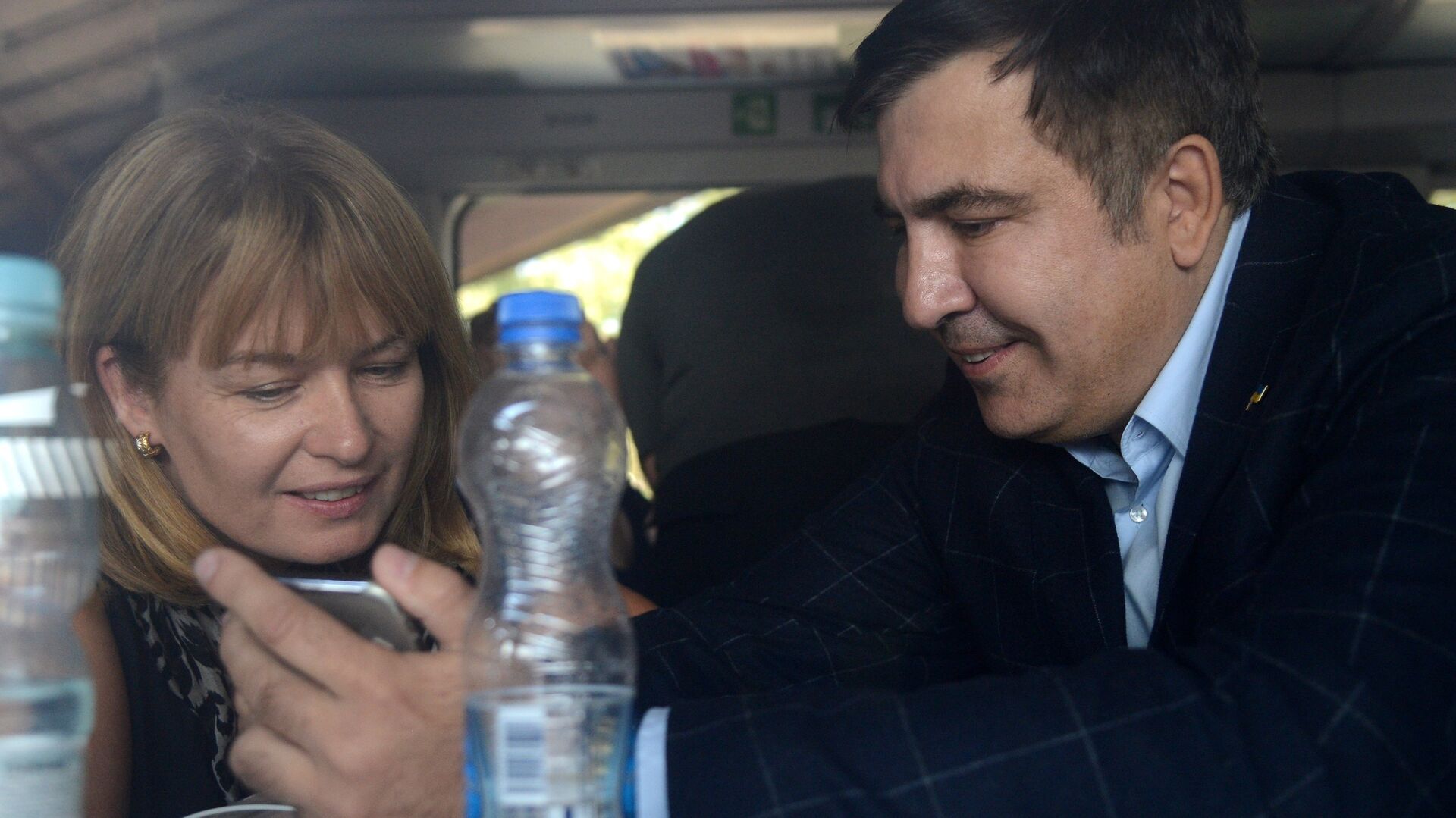 Михаил Саакашвили с женой Сандрой Рулофс в вагоне поезда на вокзале польского Пшемышля. 10 сентября 2017 - РИА Новости, 1920, 06.10.2021