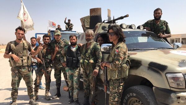 Встреча подразделений пятого корпуса армии САР с частями сирийской армии на юге Дейр-эс-Зора, после прорыва кольца окружения ИГ*. Архивное фото