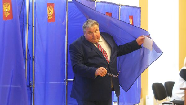 Временно исполняющий обязанности главы Республики Мордовия Владимир Волков в единый день голосования на избирательном участке в Краснодаре. 10 сентября 2017