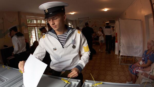 Курсанты Нахимовского военно-морского училища в единый день голосования на избирательном участке в Севастополе. 10 сентября 2017