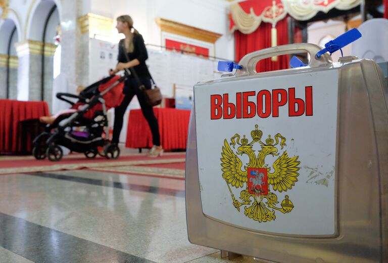 Переносная урна для голосования на дому на избирательном участке во время единого дня голосования. 10 сентября 2017 Переносная урна для голосования на дому на избирательном участке во время единого дня голосования. 10 сентября 2017