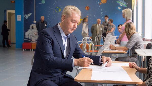 Мэр Москвы Сергей Собянин проголосовал на выборах депутатов на избирательном участке в школе № 1241. 10 сентября 2017