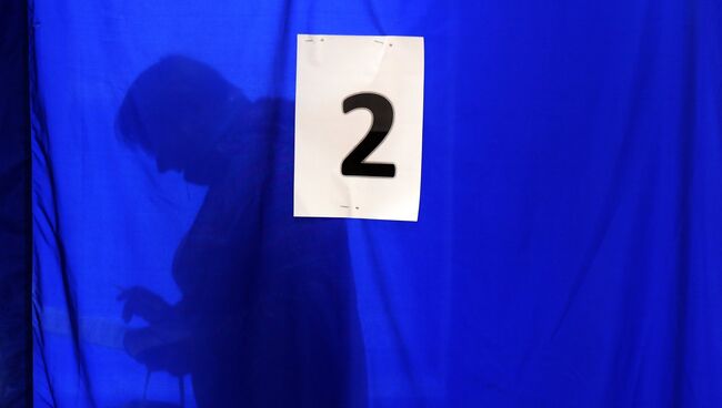 Избиратели в единый день голосования на избирательном участке. Архивное фото