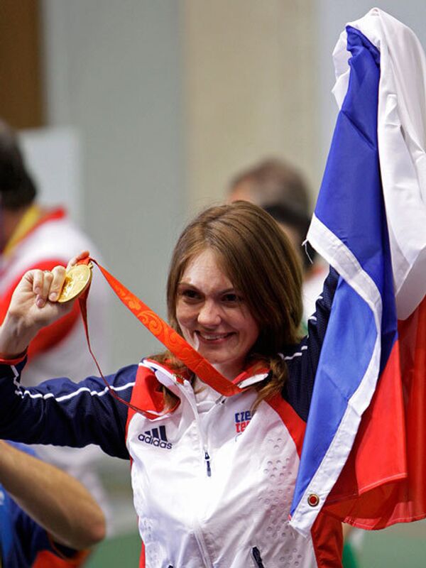 Спортсменка из Чехии Катерина Эммонс завоевала первую золотую олимпийскую медаль Пекина, победив в стрельбе из пневматической винтовки на дистанции 10 метров