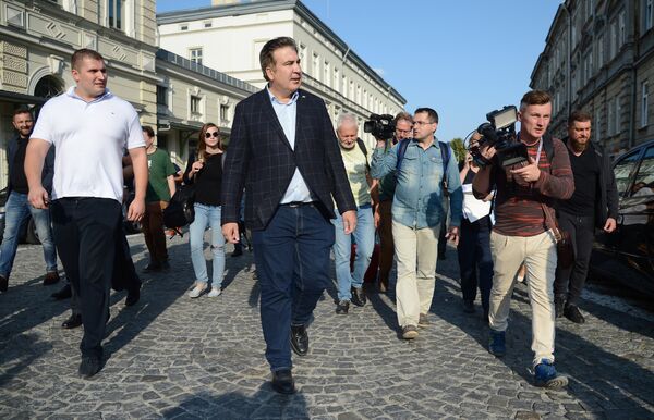 Экс-президент Грузии, бывший губернатор Одесской области Михаил Саакашвили на одной из улиц в польском Пшемышле