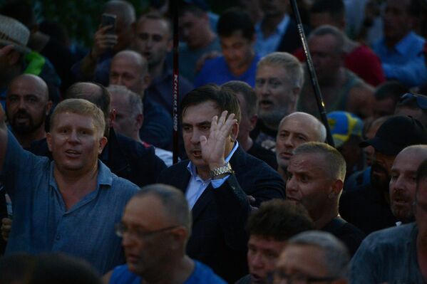 Бывший президент Грузии, экс-губернатор Одесской области Михаил Саакашвили (в центре)у пункта пропуска Шегени на украинско-польской границе