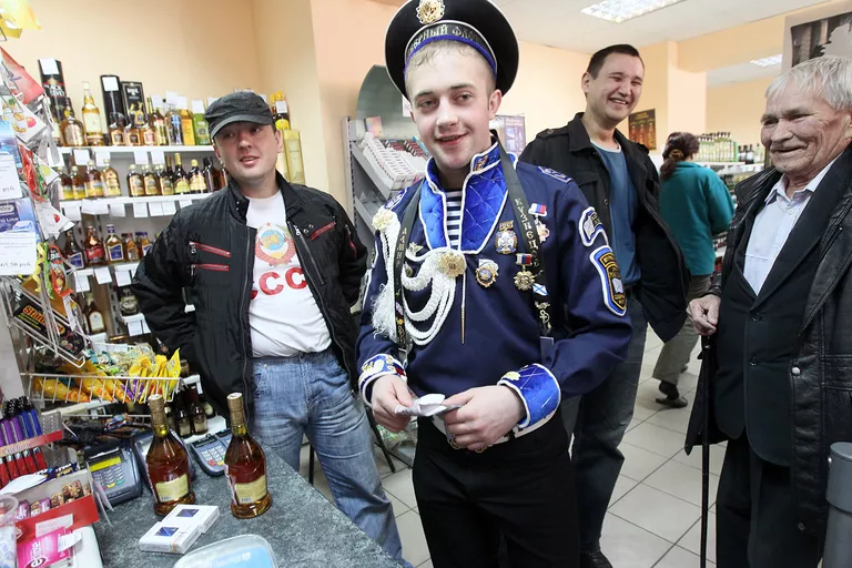 Покупатели в вино-водочном отделе магазина Покупатели в вино-водочном отделе магазина