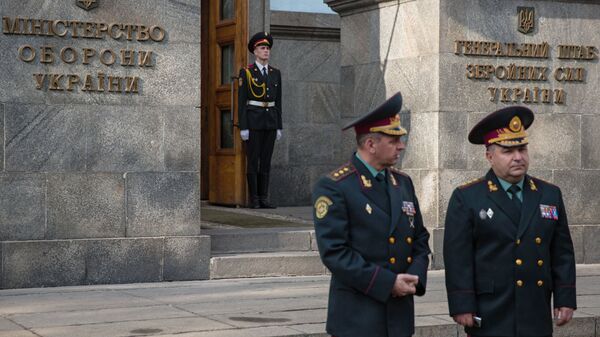 Степан Полторак у здания Министерства обороны Украины в Киеве. Архивное фото