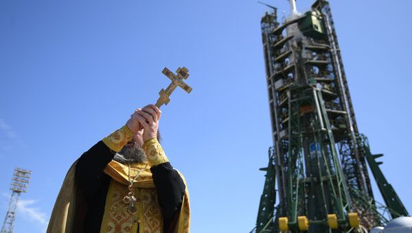 Священнослужитель проводит обряд освящения перед запуском на космодроме. Архивное фото