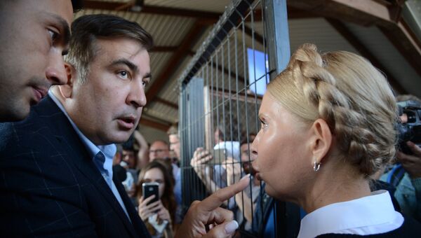 Михаил Саакашвили и лидер всеукраинского объединения Батькивщина Юлия Тимошенко на железнодорожном вокзале в польском Пшемышле. 10 сентября 2017