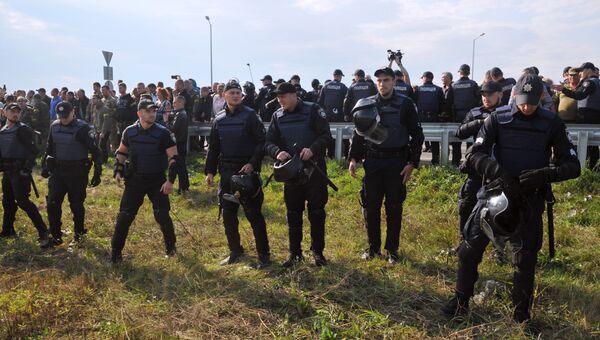 Сотрудники полиции у пункта пропуска Краковец на украинско-польской границе. 10 сентября 2017