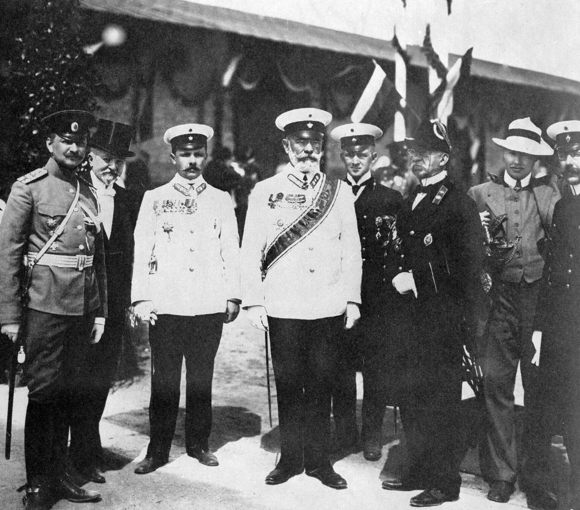 Германский император и король Пруссии Вильгельм II среди служащих охраны императорского поезда - РИА Новости, 1920, 29.12.2021
