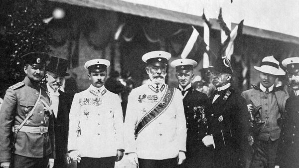 Германский император и король Пруссии Вильгельм II среди служащих охраны императорского поезда