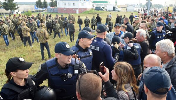 Украинские полицейские сдерживают сторонников бывшего президента Грузии Михаила Саакашвили на украинско-польской границе. 10 сентября 2017