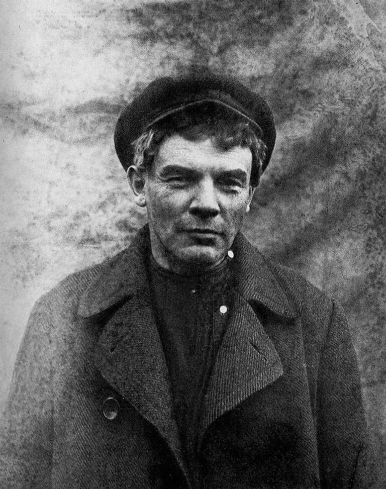 Владимир Ильич Ленин в гриме. Август 1917 года