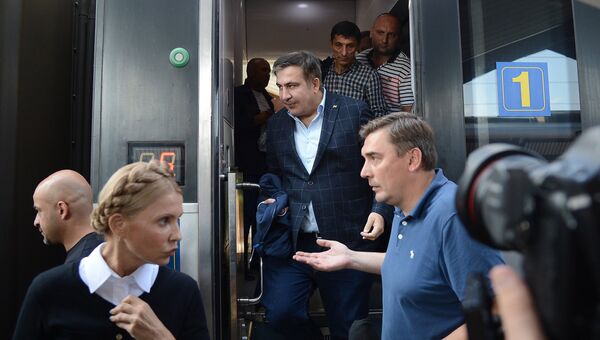 Михаил Саакашвили выходит из вагона поезда на железнодорожном вокзале в польском Пшемышле. 10 сентября 2017