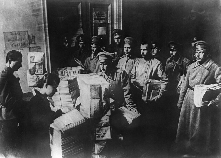 Раздача большевистских газет в воинских частях. Октябрь 1917 года. Петроград Раздача большевистских газет в воинских частях. Октябрь 1917 года. Петроград