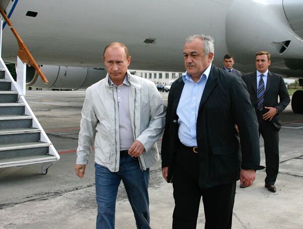 Премьер-министр России Владимир Путин и глава Северной Осетии Таймураз Мамсуров в аэропорту Беслана.