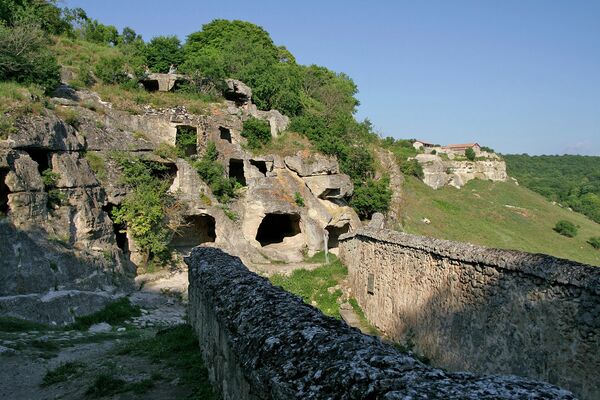 Средневековый пещерный город-крепость Чуфут-Кале в Бахчисарайском районе в Крыму