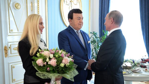 Владимир Путин и певец Иосиф Кобзон с супругой Нинель во время встречи. 11 сентября 2017